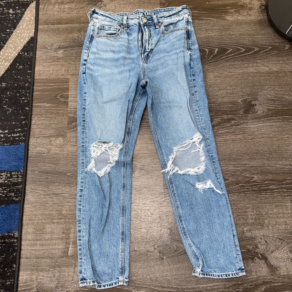 AE Ripped Mom Jeans size 6